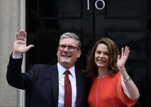 keir starmer e la moglie victoria entrano a downing street 3