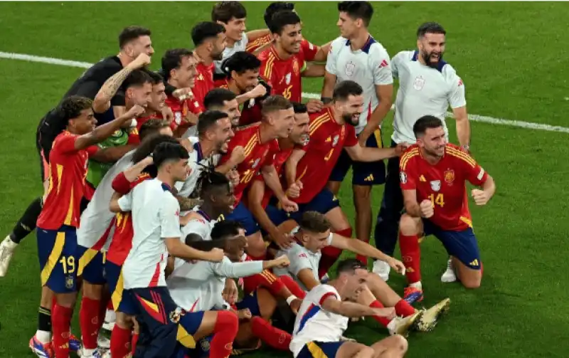 la nazionale della spagna al termine della partita con la francia