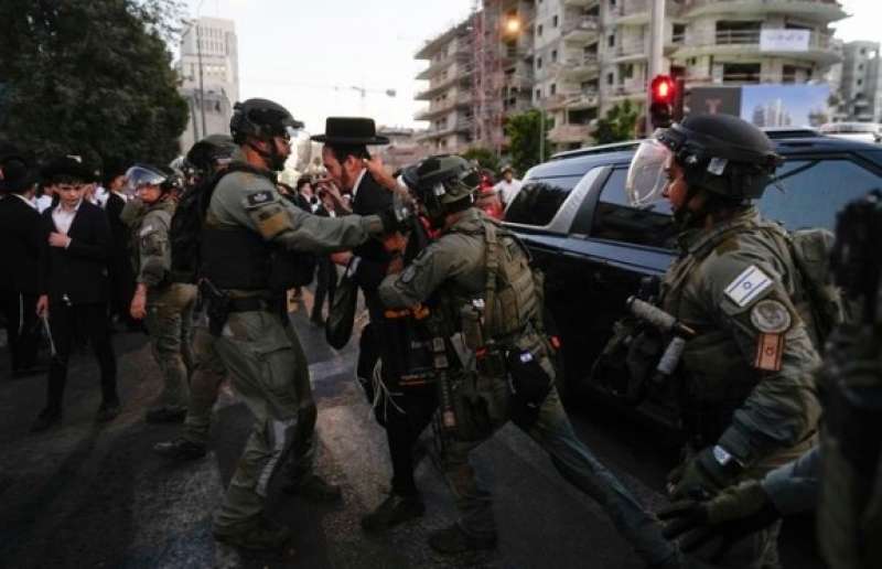 la protesta degli ebrei ultraortodossi contro la leva obbligatoria 13