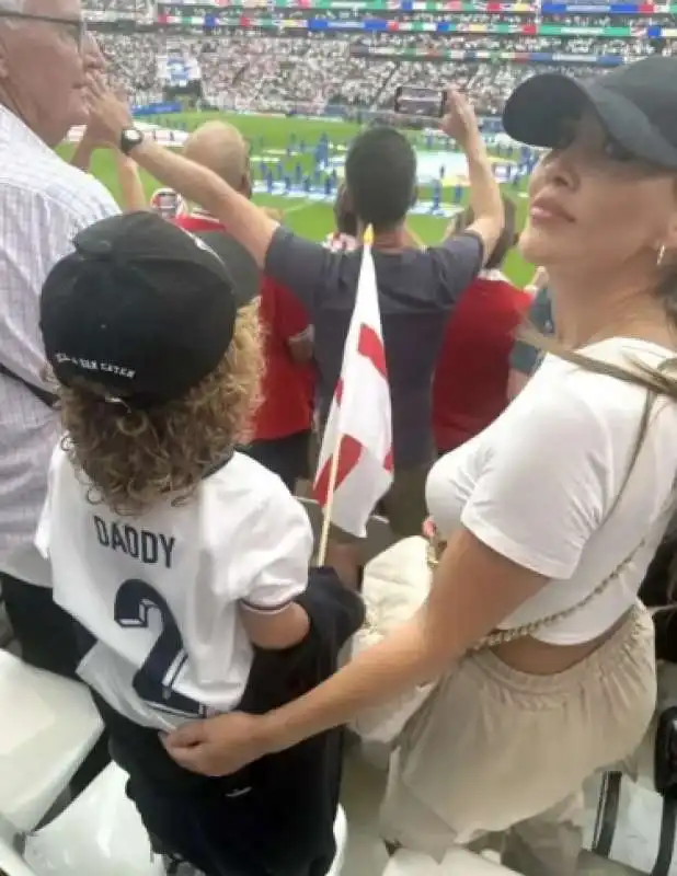 lauryn goodman con il figlio a euro2024