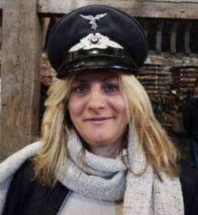 Ludivine Daoudi con il cappello nazist della luftwaffe