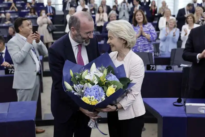 manfred weber si congratula con ursula von der leyen per la rielezione  