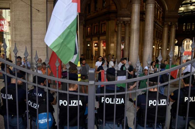 manifestanti pro palestina contro la visita di isaac herzog