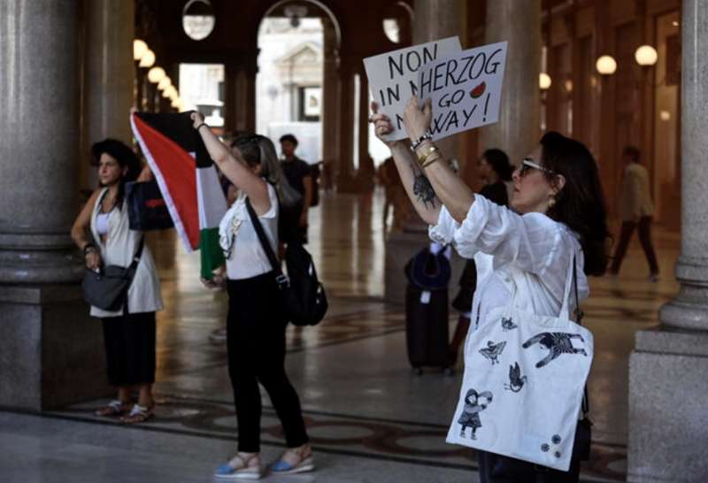 manifestanti pro palestina contro la visita di isaac herzog 4