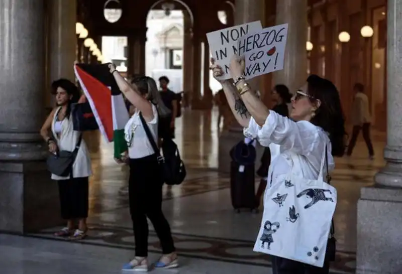 manifestanti pro palestina contro la visita di isaac herzog  4