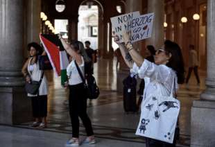 manifestanti pro palestina contro la visita di isaac herzog 4