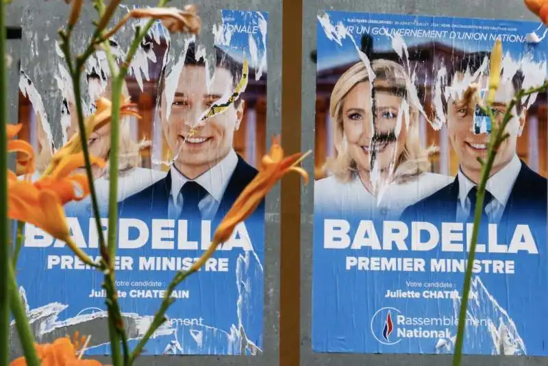 manifesti elettorali di bardella e le pen strappati 