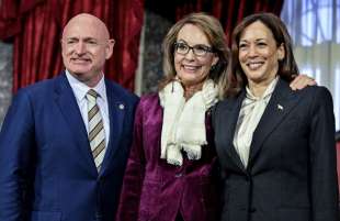 MARK KELLY CON LA MOGLIE GABBY GIFFORDS E KAMALA HARRIS