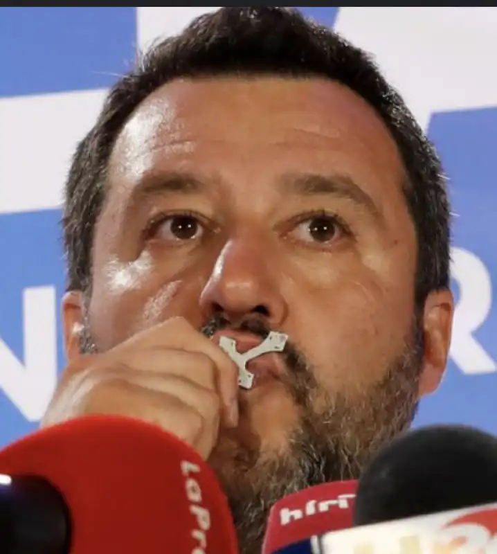 matteo salvini bacia il rosario