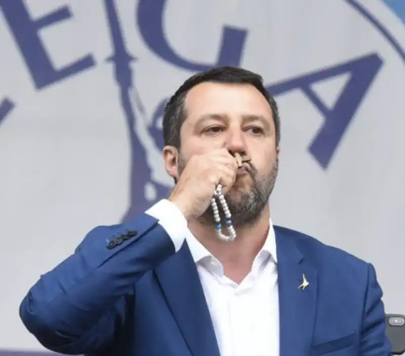 matteo salvini bacia il rosario