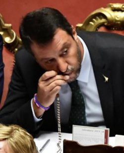 matteo salvini bacia il rosario