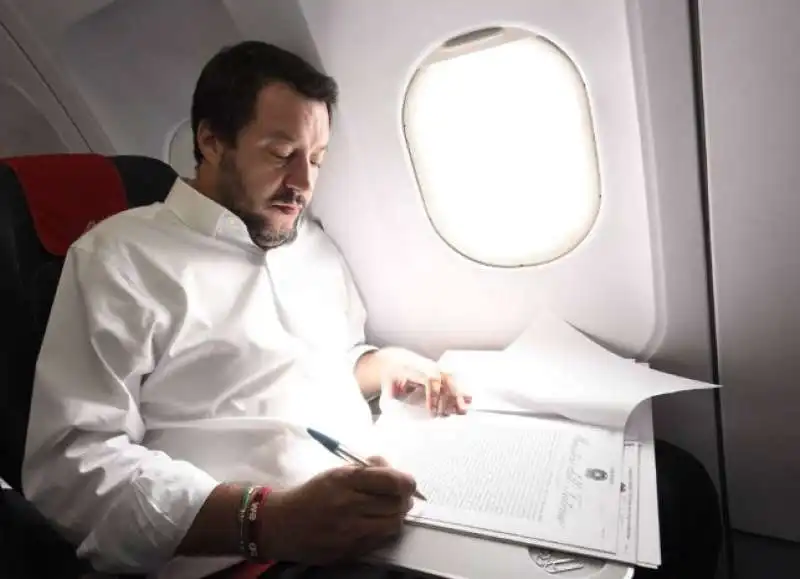 matteo salvini in aereo