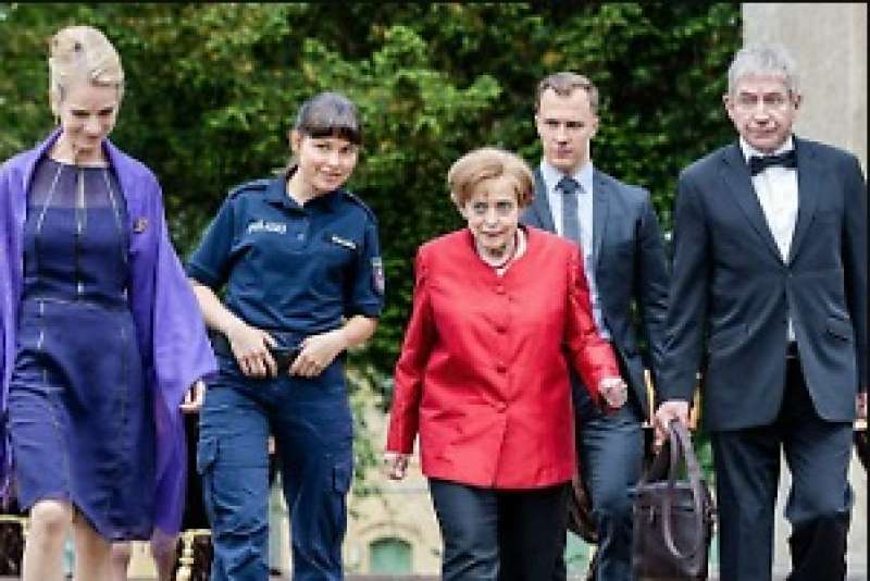 miss merkel morte al castello 3