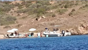 PICNIC NELL'ARCIPELAGO DE LA MADDALENA -TURISTI SBARCANO SULL’ISOLA PROTETTA DI SOFFI