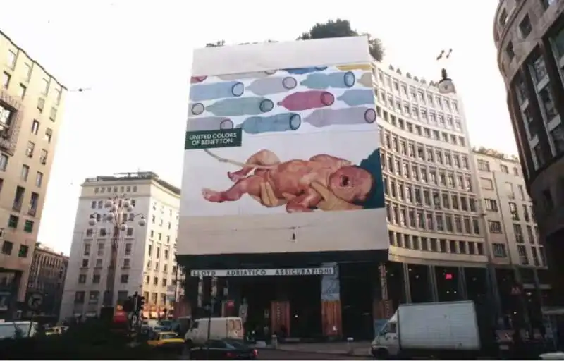 preservativi usati e un neonato   campagna di oliviero toscani per benetton