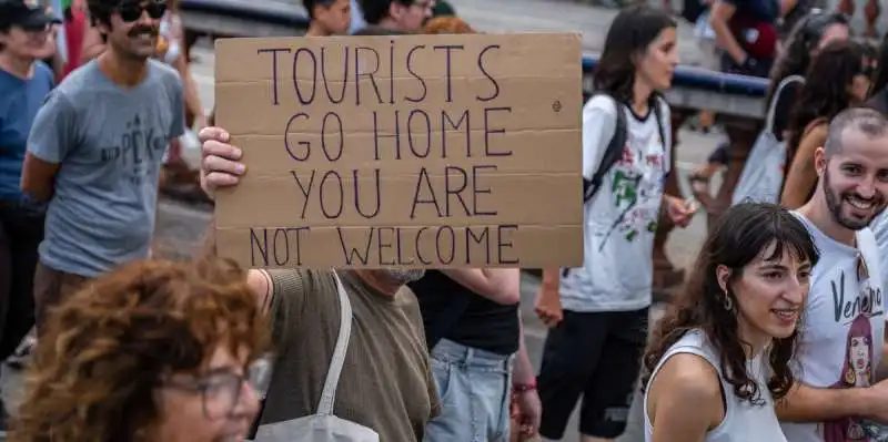 proteste a barcellona contro il turismo di massa  1