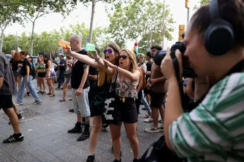 proteste a barcellona contro il turismo di massa  4