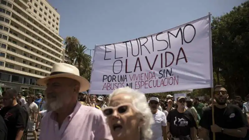 proteste a malaga contro il turismo di massa  1