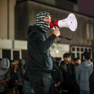 proteste fuori dalla stazione di polizia di rochdale 1