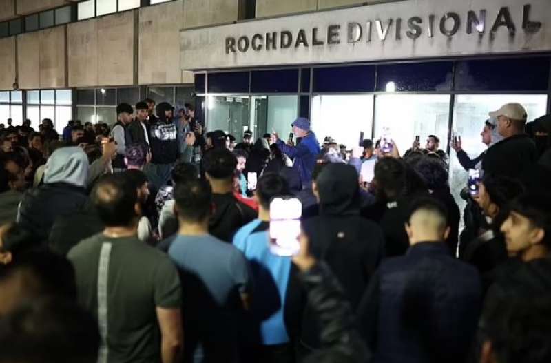 proteste fuori dalla stazione di polizia di rochdale 2