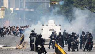 proteste in venezuela contro la rielezione di nicolas maduro 6