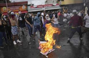 proteste in venezuela contro la rielezione di nicolas maduro 8