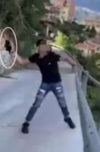 ragazzino lancia un gatto da un ponte 2