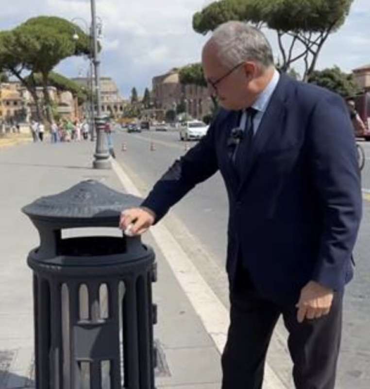 roberto gualtieri e cesto i nuovi cestini di roma