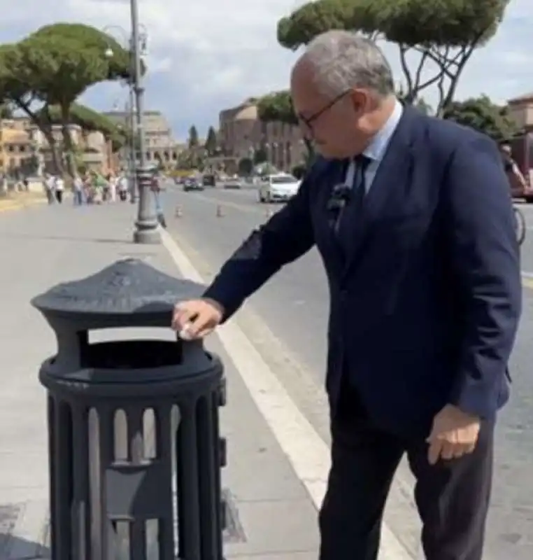 roberto gualtieri e cesto   i nuovi cestini di roma  