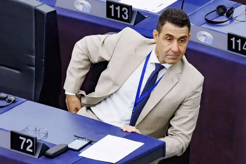 roberto vannacci al parlamento europeo   1 