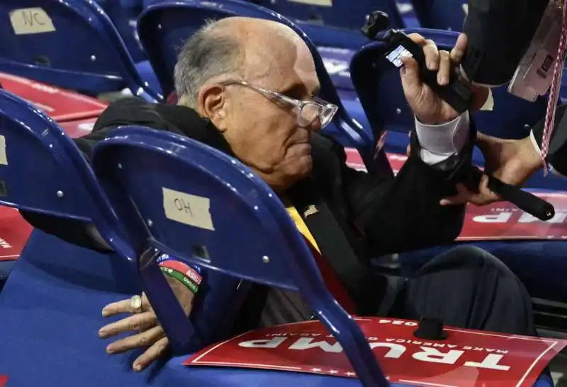 rudy giuliani cade alla convention repubblicana di milwaukee   1