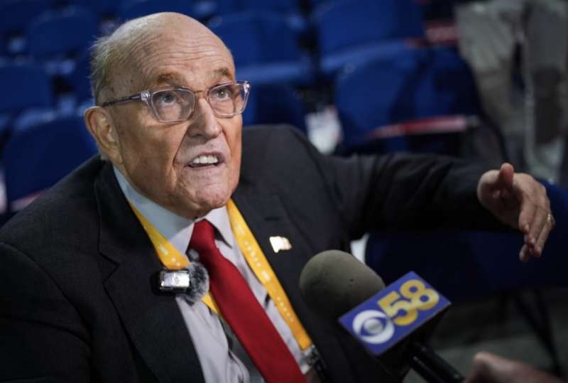 rudy giuliani cade alla convention repubblicana di milwaukee 7