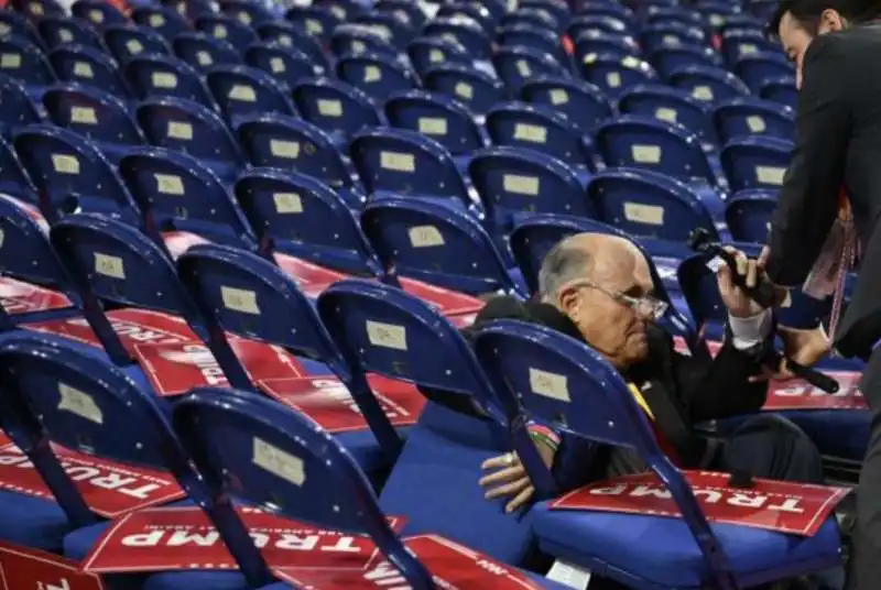 rudy giuliani cade alla convention repubblicana di milwaukee   8