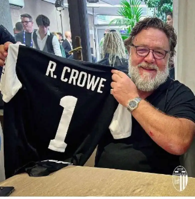 RUSSELL CROWE CON LA MAGLIA DELL ASCOLI