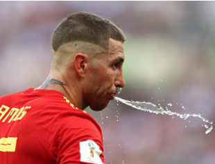 sergio ramos beve e sputa