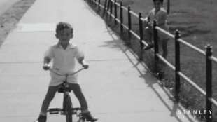 stanley kubrick da bambino sul triciclo