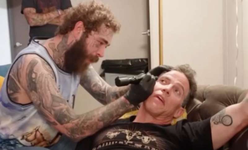 steve o si fa tatuare un pene in faccia 1