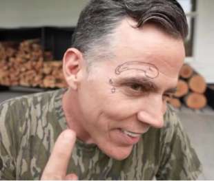 steve o si fa tatuare un pene in faccia 3