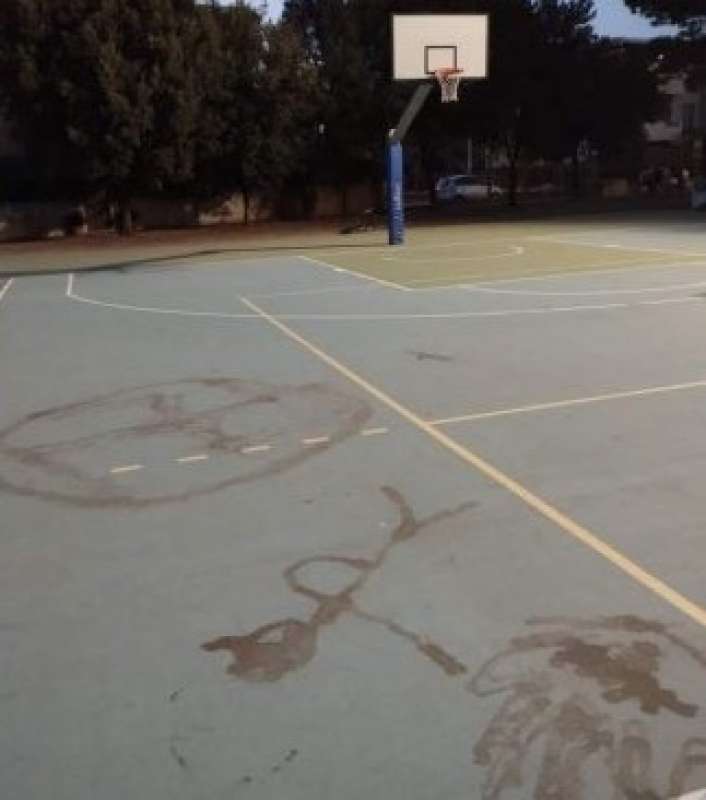 svastica disegnata nel campo da basket comunale a Decimomannu