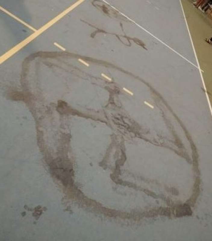 svastica disegnata nel campo da basket comunale a Decimomannu