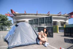 tende davanti a san siro per il concerto di taylor swift 5