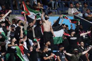 tifosi pro palestina inneggiano a hitler durante israele paraguay olimpiadi parigi 2024