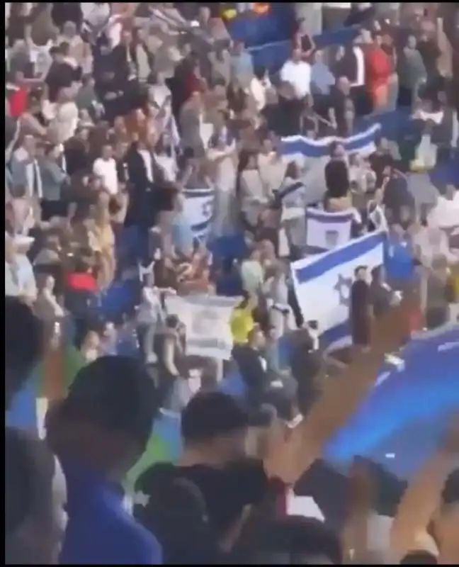 tifosi pro palestina inneggiano a hitler durante israele paraguay   olimpiadi parigi 2024 