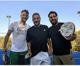 TOTTI GIOCA A PADEL VACANZE A NAXOS