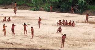 tribu mashco piro in amazzonia peru 4