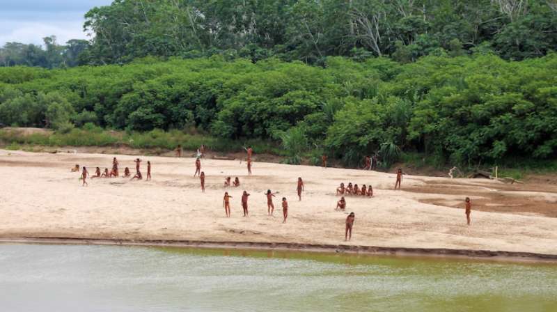 tribu mashco piro in amazzonia peru 5