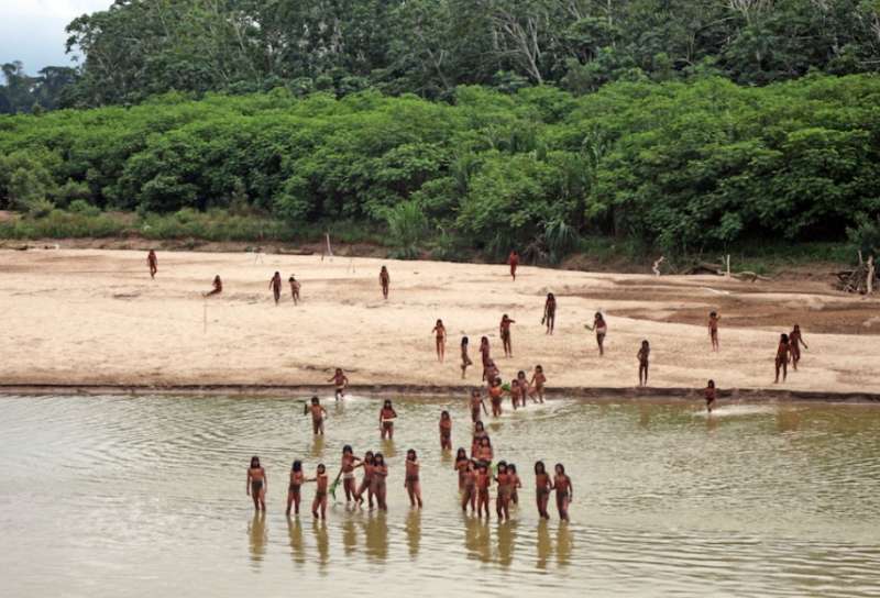 tribu mashco piro in amazzonia peru 6