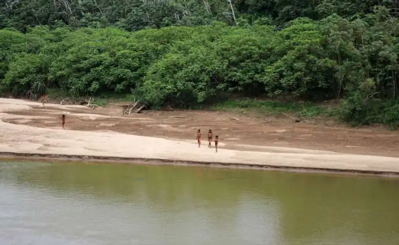 tribu mashco piro in amazzonia   peru 8