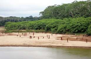 tribu mashco piro in amazzonia peru 9