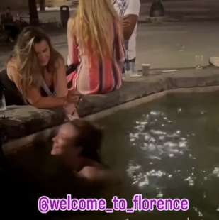 turista si tuffa in una fontana di firenze 1